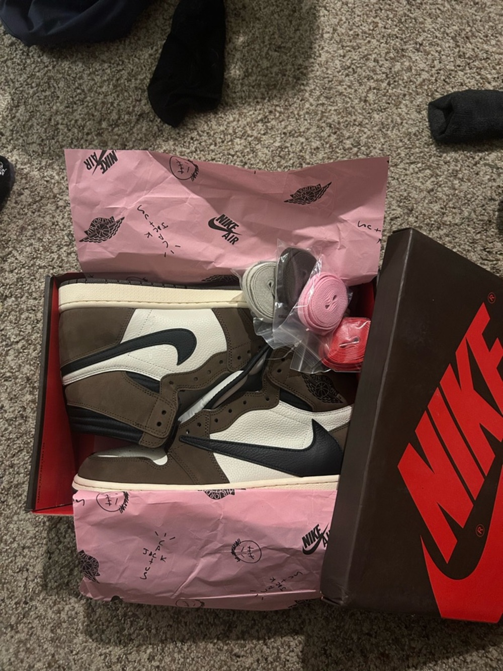 Travis Scott Jordan 1 High mocha